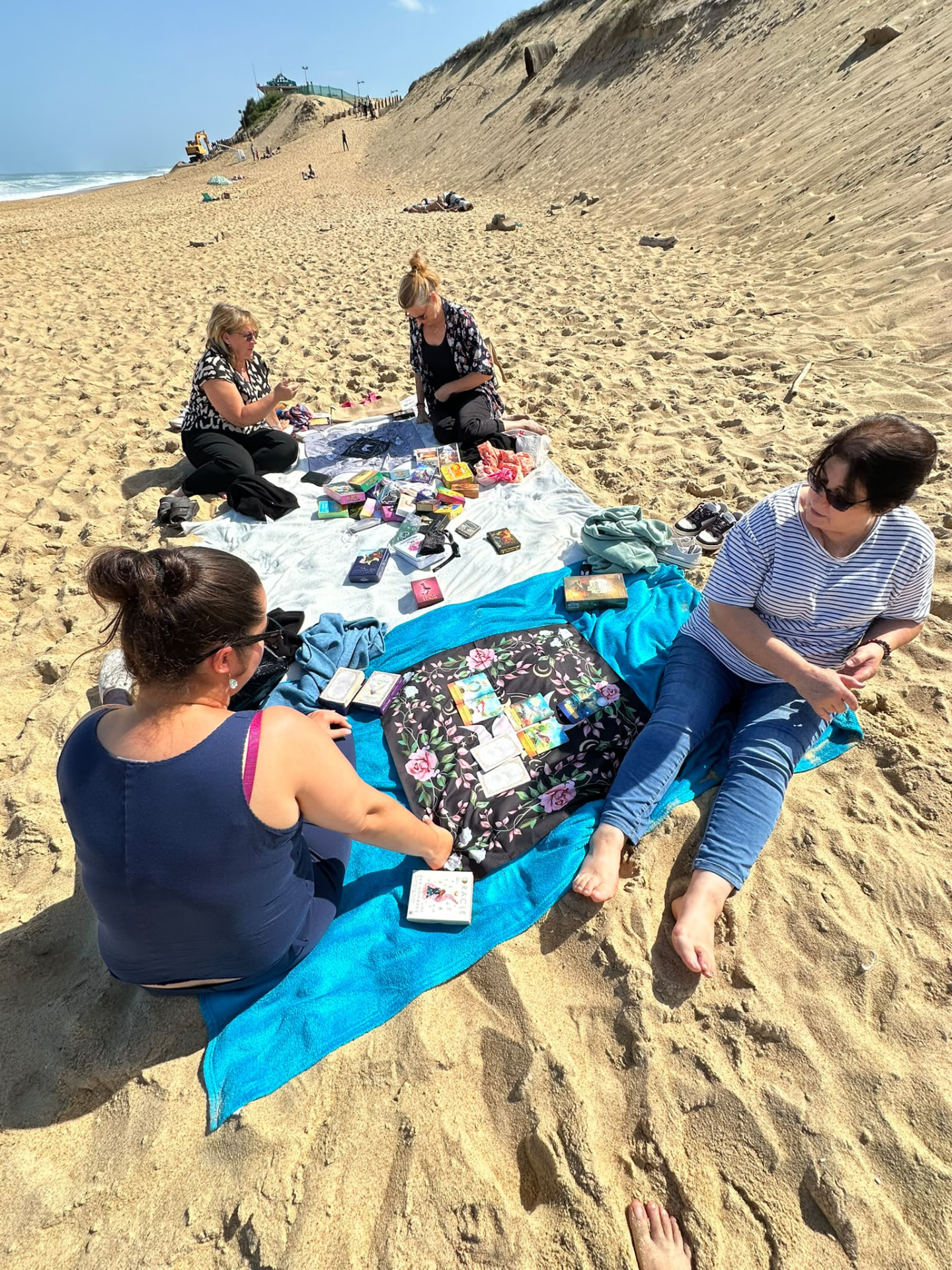 Participantes de la formation cartomancie tirant les cartes sur la plage